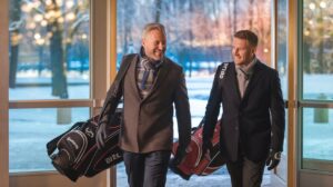 Golf Lessons Pepper Pike: golfers arrive with bags for winter practice